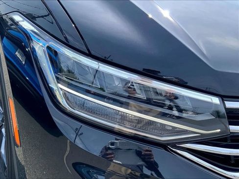 Certified 2023 Volkswagen Tiguan SE w/ Panoramic Sunroof Package AWD/4WD image 10