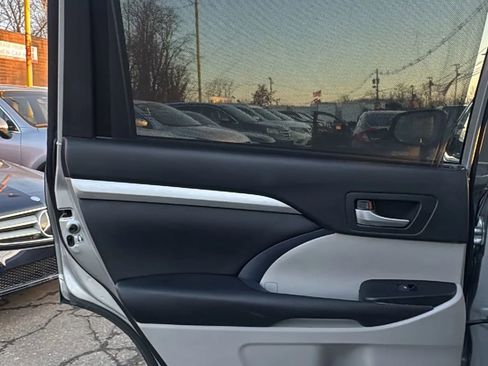 Used 2019 Toyota Highlander XLE image 13
