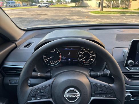 Used 2025 Nissan Altima 2.5 SV FWD image 29