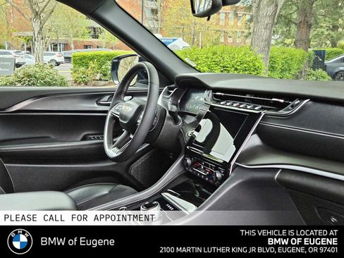 Used 2024 Jeep Grand Cherokee Altitude AWD/4WD image 12