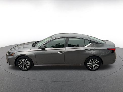 Used 2025 Nissan Altima 2.5 SV FWD image 9