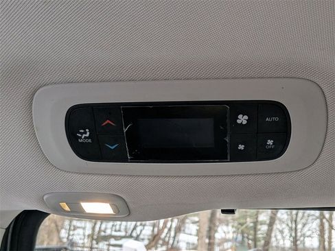 Used 2022 Chrysler Pacifica Limited w/ Uconnect Theater Family Group image 29