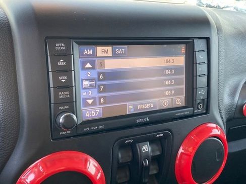 Used 2015 Jeep Wrangler Unlimited Rubicon image 10