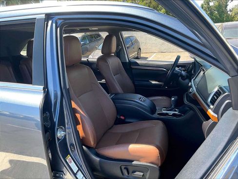 Used 2018 Toyota Highlander Limited Platinum AWD/4WD image 10