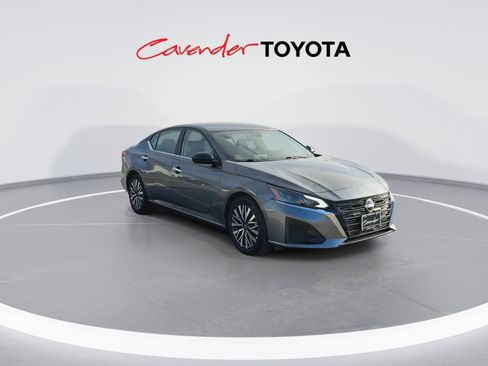 Used 2025 Nissan Altima 2.5 SV FWD image 2