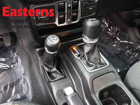 Used 2025 Jeep Wrangler Unlimited Sahara AWD/4WD image 13