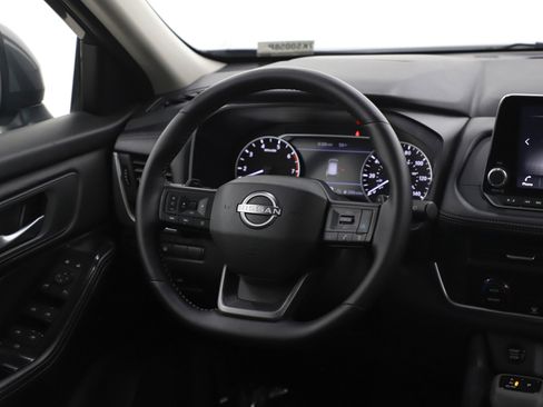 Used 2025 Nissan Rogue SV image 14