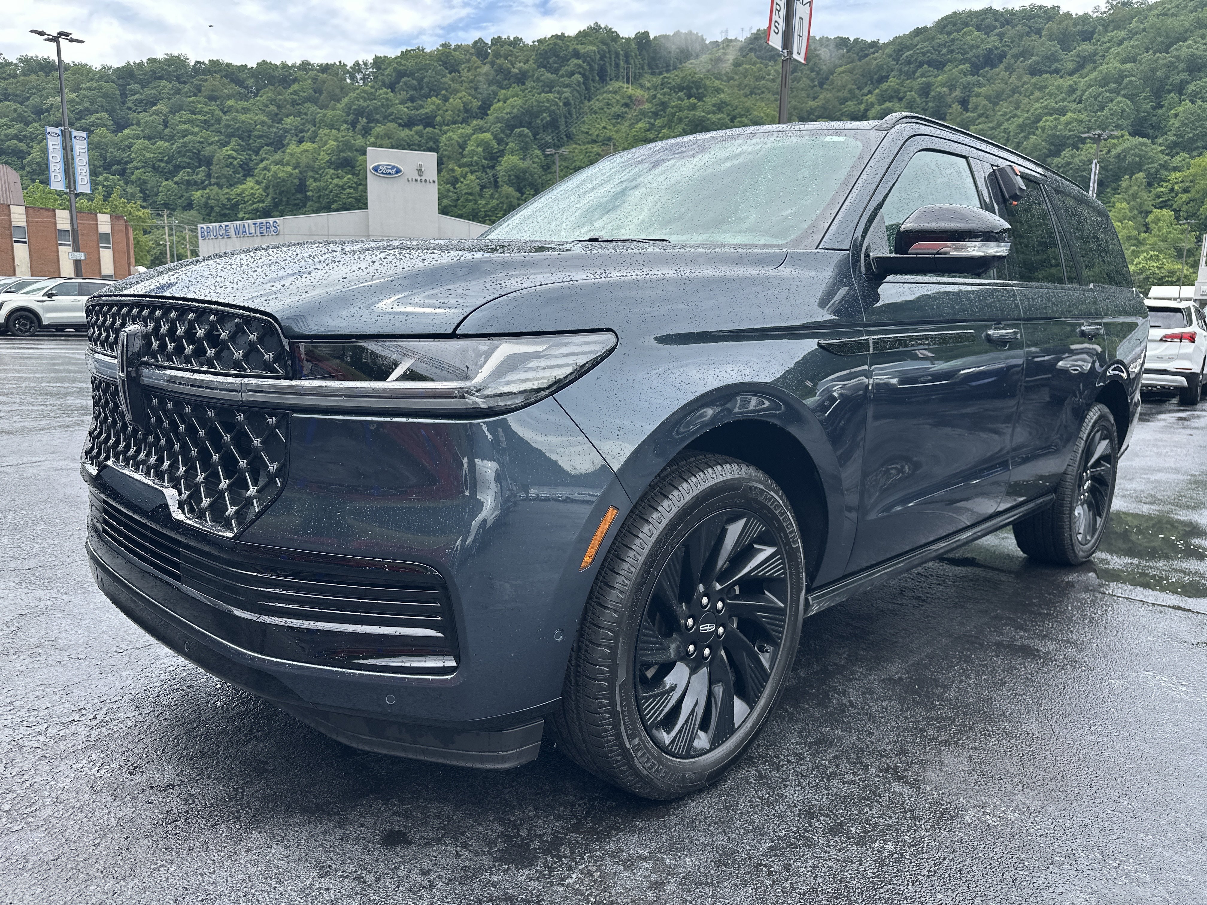 New 2025 Lincoln Navigator Reserve w/ Jet Appearance Package AWD/4WD image 3