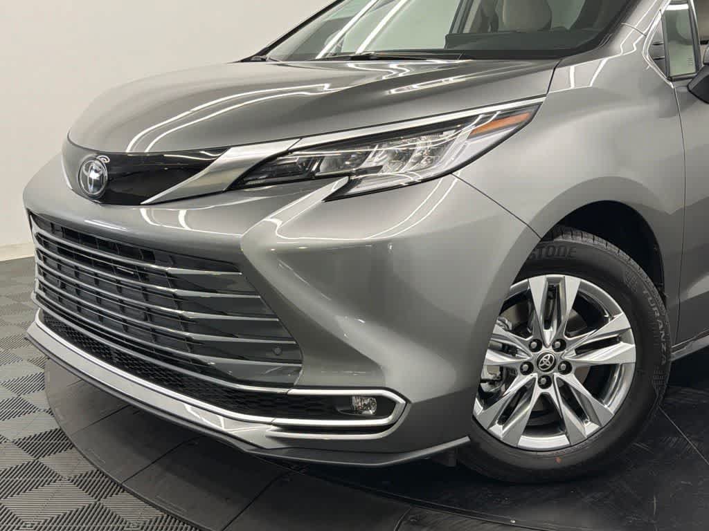 Certified 2026 Toyota Sienna Limited FWD image 4