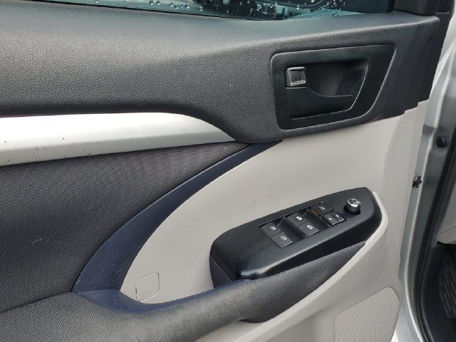 Used 2019 Toyota Highlander LE FWD image 20