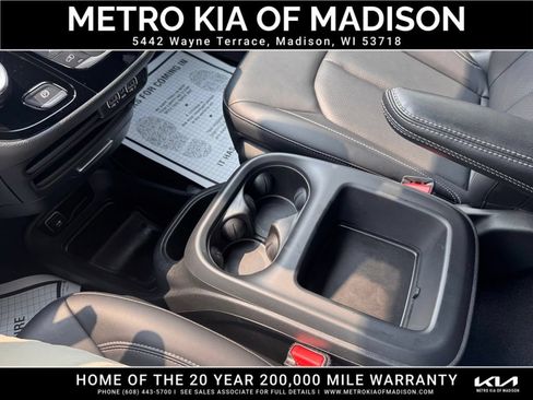 Used 2025 Chrysler Pacifica Select AWD/4WD image 21