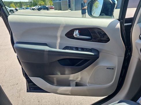 Used 2023 Chrysler Pacifica Limited w/ Uconnect Theater Family Group image 29