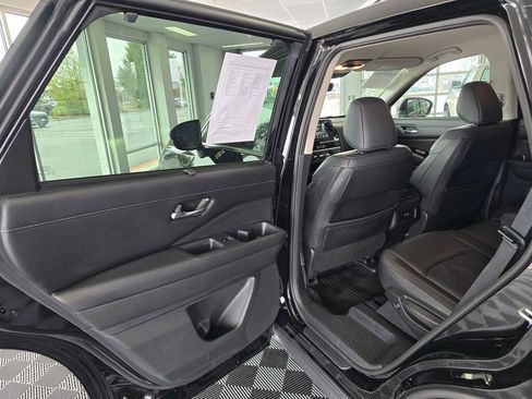 Used 2025 Nissan Pathfinder SL AWD/4WD image 36