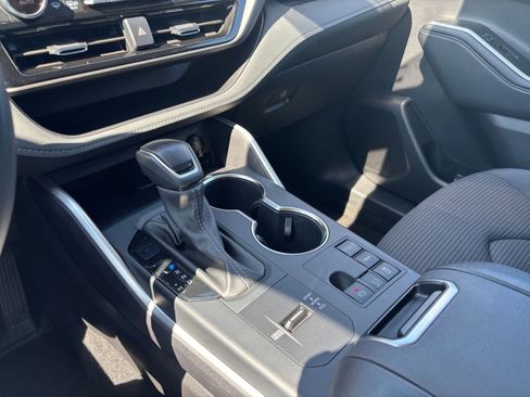 Used 2025 Toyota Highlander LE FWD image 43