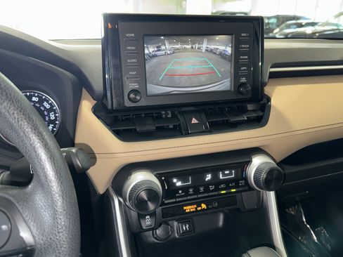 Used 2019 Toyota RAV4 LE FWD image 27