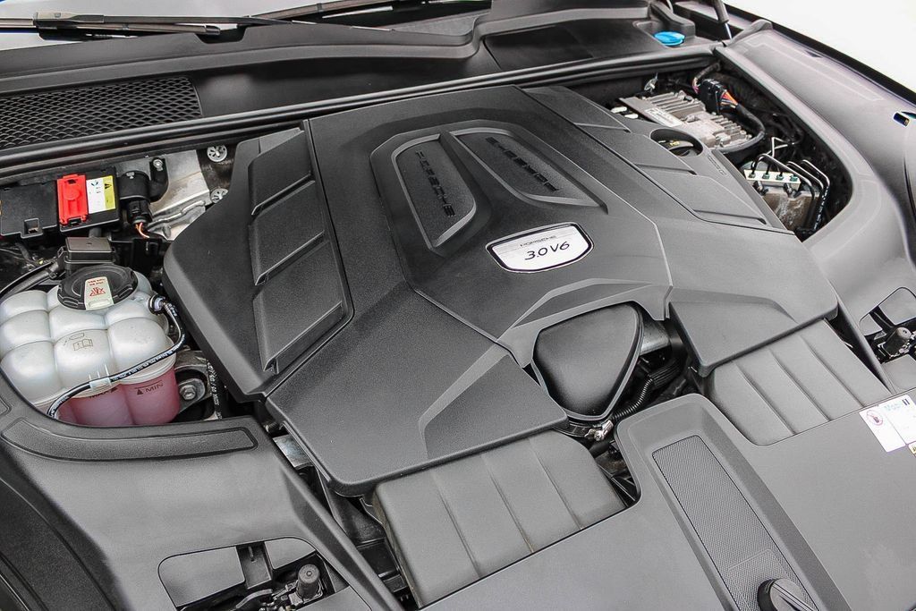 Used 2022 Porsche Cayenne Platinum Edition AWD/4WD image 27