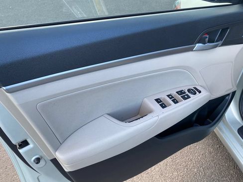 Used 2017 Hyundai Elantra SE FWD image 12