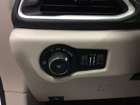 Used 2024 Chrysler Pacifica Touring-L AWD/4WD image 21