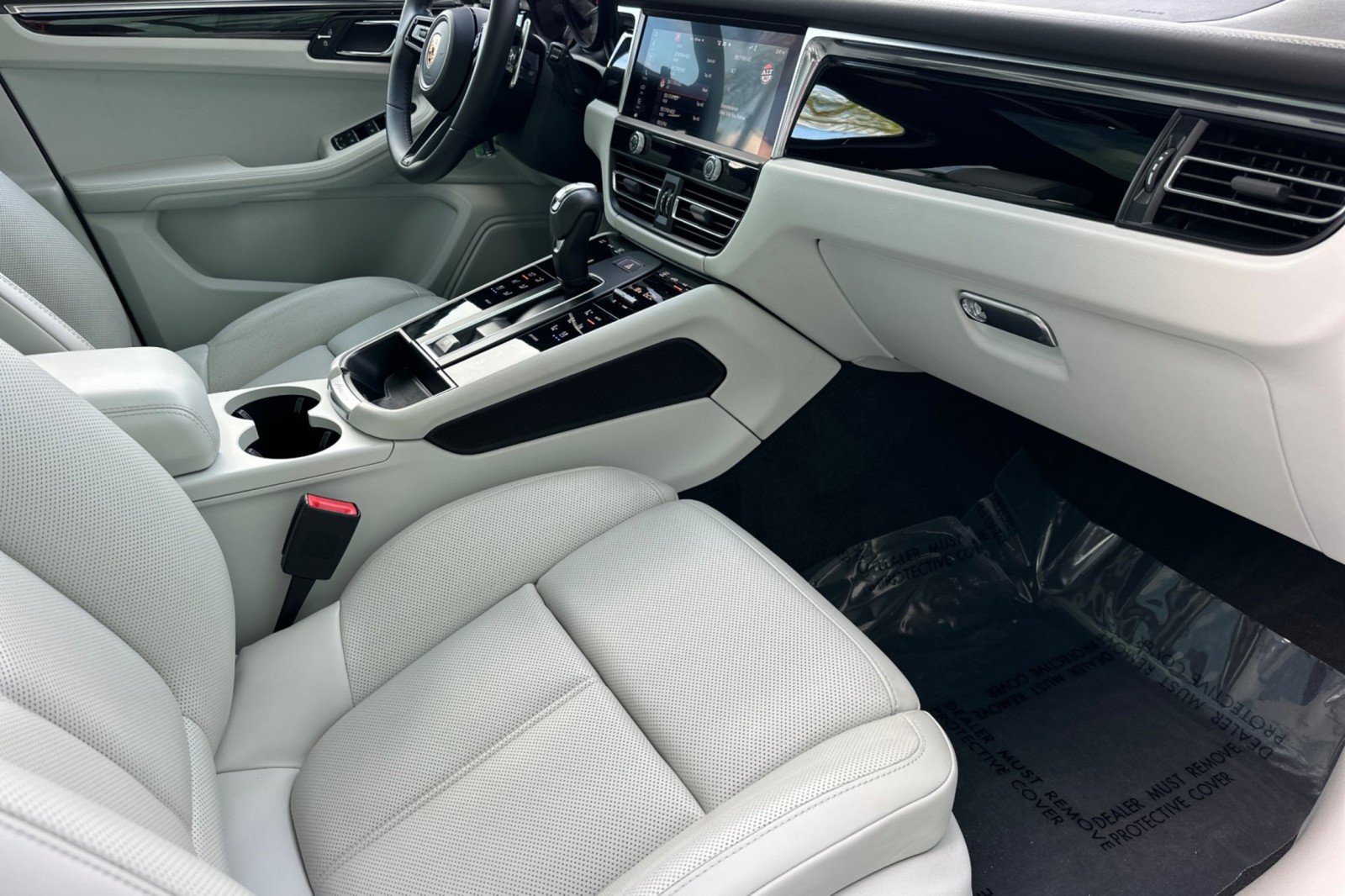 Certified 2023 Porsche Macan AWD/4WD image 16