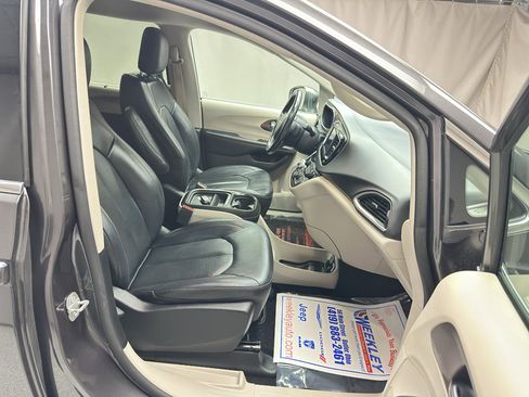 Used 2019 Chrysler Pacifica Touring-L FWD image 21