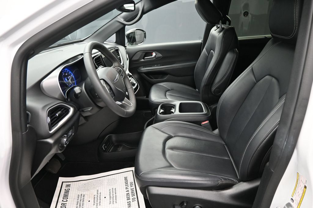 Used 2025 Chrysler Pacifica Select FWD image 11
