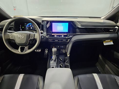New 2026 Toyota Camry Hybrid FWD image 9