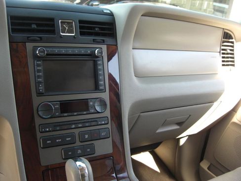 Used 2012 Lincoln Navigator L 4WD image 10