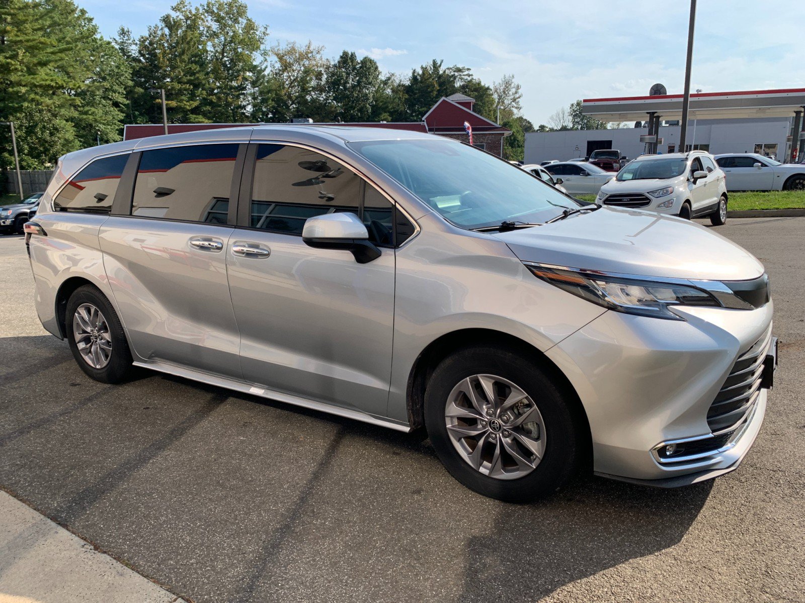 Used 2022 Toyota Sienna XLE AWD/4WD image 3