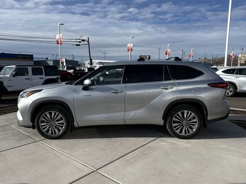 Used 2021 Toyota Highlander Platinum image 2