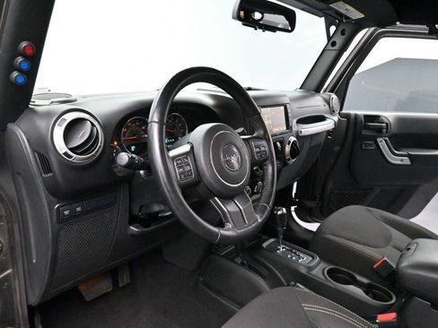 Used 2017 Jeep Wrangler Unlimited Rubicon w/ Connectivity Group AWD/4WD image 12