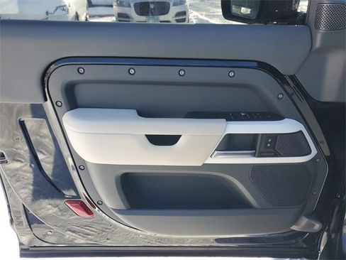 Used 2023 Land Rover Defender 90 X-Dynamic SE image 18