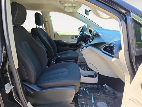 Used 2022 Chrysler Voyager LX FWD image 15