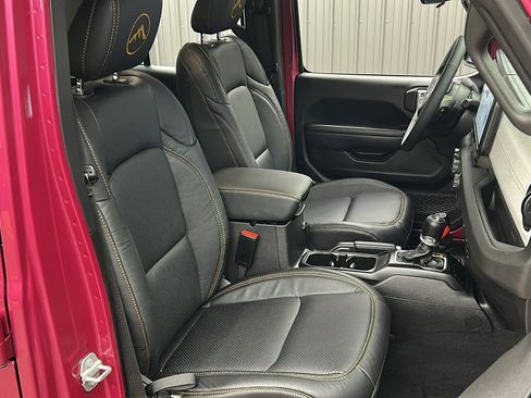 Used 2024 Jeep Wrangler Unlimited image 35
