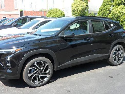 Used 2026 Chevrolet Trax RS FWD image 1