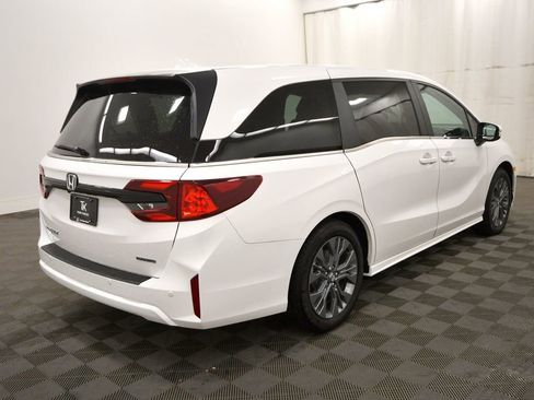 New 2026 Honda Odyssey Touring image 7
