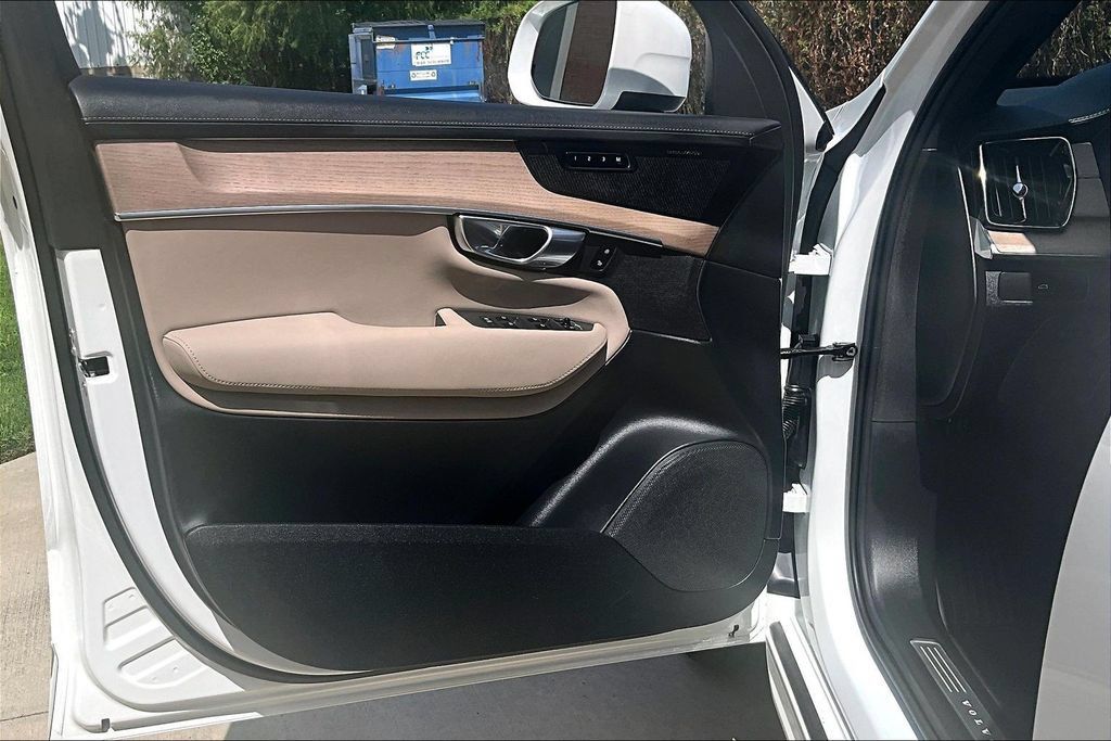 Certified 2026 Volvo XC90 B6 Plus AWD/4WD image 24