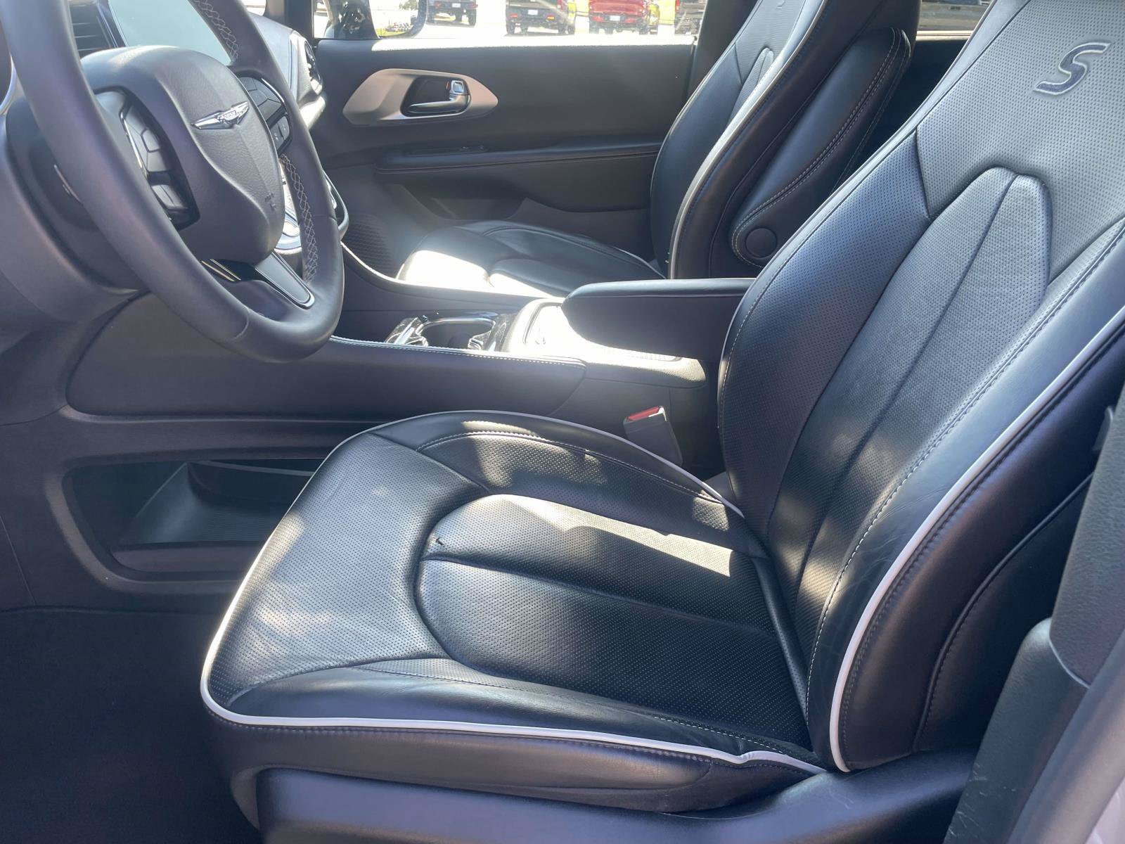 Used 2025 Chrysler Pacifica Limited FWD image 12