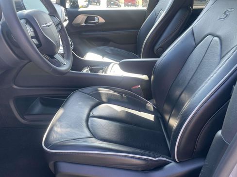 Used 2025 Chrysler Pacifica Limited FWD image 12