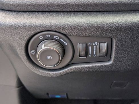 Used 2025 Chrysler Pacifica Select image 31