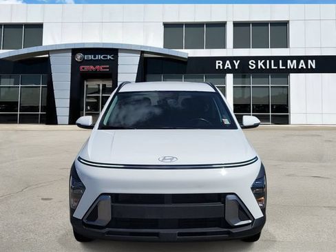 Used 2025 Hyundai Kona SEL FWD image 2