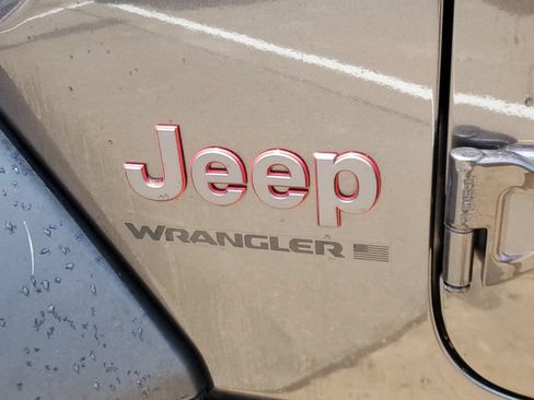 Used 2025 Jeep Wrangler Unlimited Rubicon AWD/4WD image 7