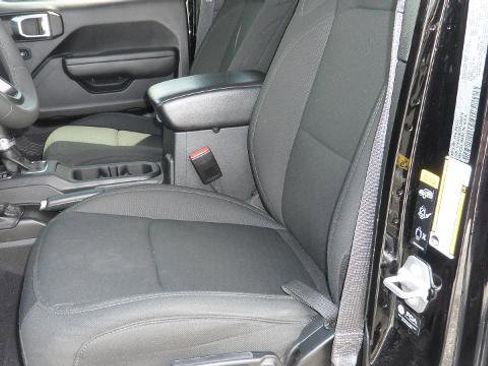 Used 2023 Jeep Gladiator Sport image 8