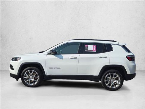 Used 2024 Jeep Compass Latitude w/ Sun and Sound Group AWD/4WD image 8