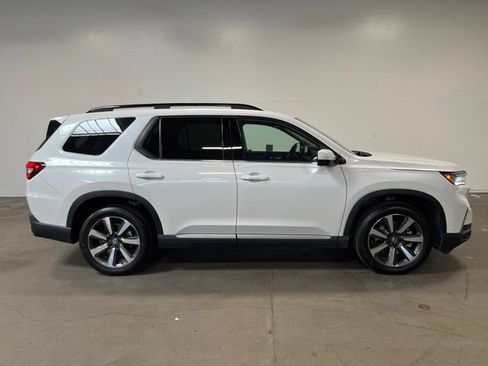Used 2025 Honda Pilot Touring image 2