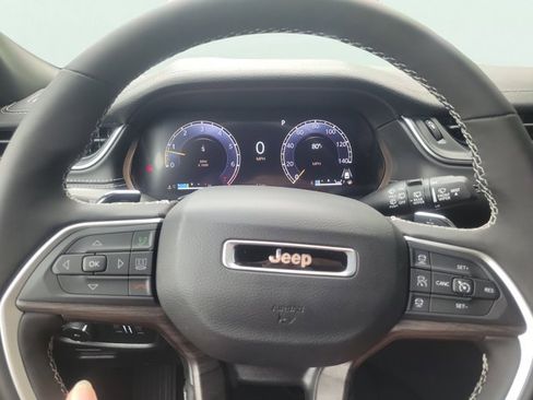 Used 2025 Jeep Grand Cherokee Limited w/ Black Appearance Package AWD/4WD image 23