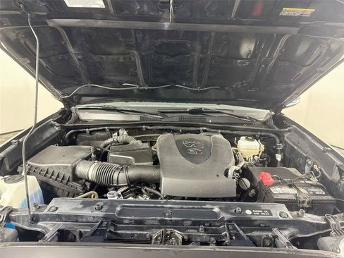 Used 2018 Toyota Tacoma TRD Off-Road AWD/4WD image 23