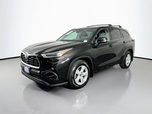 Used 2021 Toyota Highlander LE FWD image 3