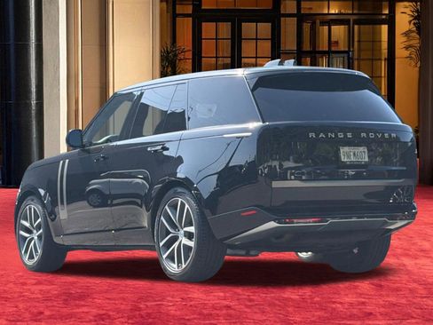 Used 2024 Land Rover Range Rover SE AWD/4WD image 3