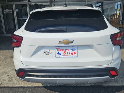 Used 2025 Chevrolet Trax LT FWD image 7