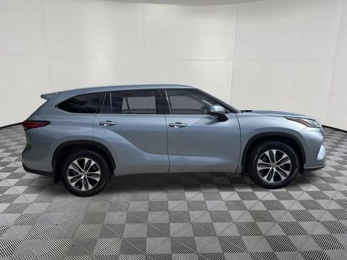 Used 2022 Toyota Highlander XLE AWD/4WD image 5